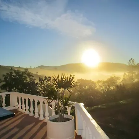 Hébergement de vacances Charming House In With Pool