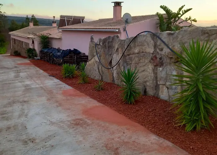 Charming House In With Pool 度假居